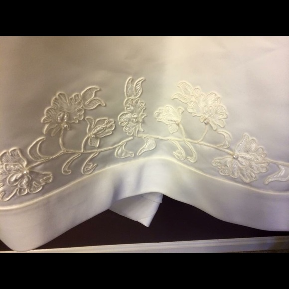 Never worn!! Beautiful Strapless Wedding Dress - Picture 3 of 4